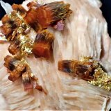 Vanadinite, Baryte
37 mm x 32 mm x 37 mm
(Autor: Don Lum)