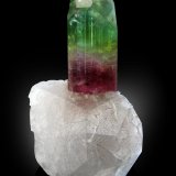 Pollucite
5 x 5 x 8 cm / main crystal: 5.4 cm.
(Autor: MIM Museum)