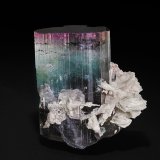 Elbaite, Albite (variety cleavelandite)
7.0 x 6.4 cm
(Autor: am mizunaka)