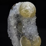 Fluorite, Quartz
7.9 x 4.9 cm
(Autor: am mizunaka)