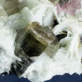 Elbaite with Beryl (variety morganite) and Mica (variety lepidolite) on Albite (variety cleavelandite)
175 x 93 x 85 mm
(Autor: GneissWare)