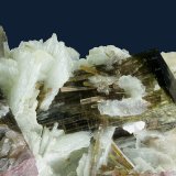 Elbaite with Beryl (variety morganite) and Mica (variety lepidolite) on Albite (variety cleavelandite)
175 x 93 x 85 mm
(Autor: GneissWare)