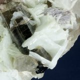 Elbaite with Beryl (variety morganite) and Mica (variety lepidolite) on Albite (variety cleavelandite)
175 x 93 x 85 mm
(Autor: GneissWare)
