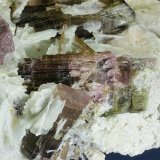 Elbaite with Beryl (variety morganite) and Mica (variety lepidolite) on Albite (variety cleavelandite)
175 x 93 x 85 mm
(Autor: GneissWare)