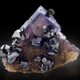 Sphalerite, Fluorite
6.5 x 7.6 x 6.3 cm / main crystal: 1.5 cm.
(Autor: MIM Museum)