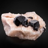 Uvite on Magnesite
10 x 13 x 7 cm / main crystal: 3.3 cm.
(Autor: MIM Museum)