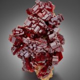 Vanadinite
12.5 x 6 x 8 cm / main crystal: 4.4 cm.
(Autor: MIM Museum)