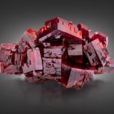Vanadinite
12 x 7.5 x 7 cm / main crystal: 4.2 cm.
(Autor: MIM Museum)
