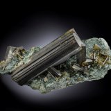 Vesuvianite
6 x 10 x 4 cm / main crystal: 6.7 cm.
(Autor: MIM Museum)