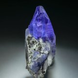 Zoisite (variety tanzanite), Calcite, Graphite
4.6 x 1.9 cm
(Autor: am mizunaka)