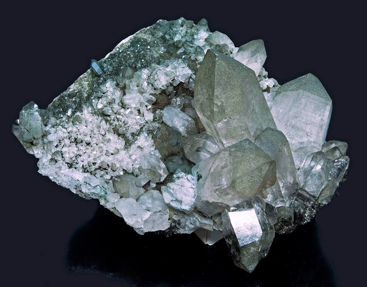 Quartz, Chlorite
Specimen size 17,5 cm, largest quartz 7 cm
(Autor: Tobi)