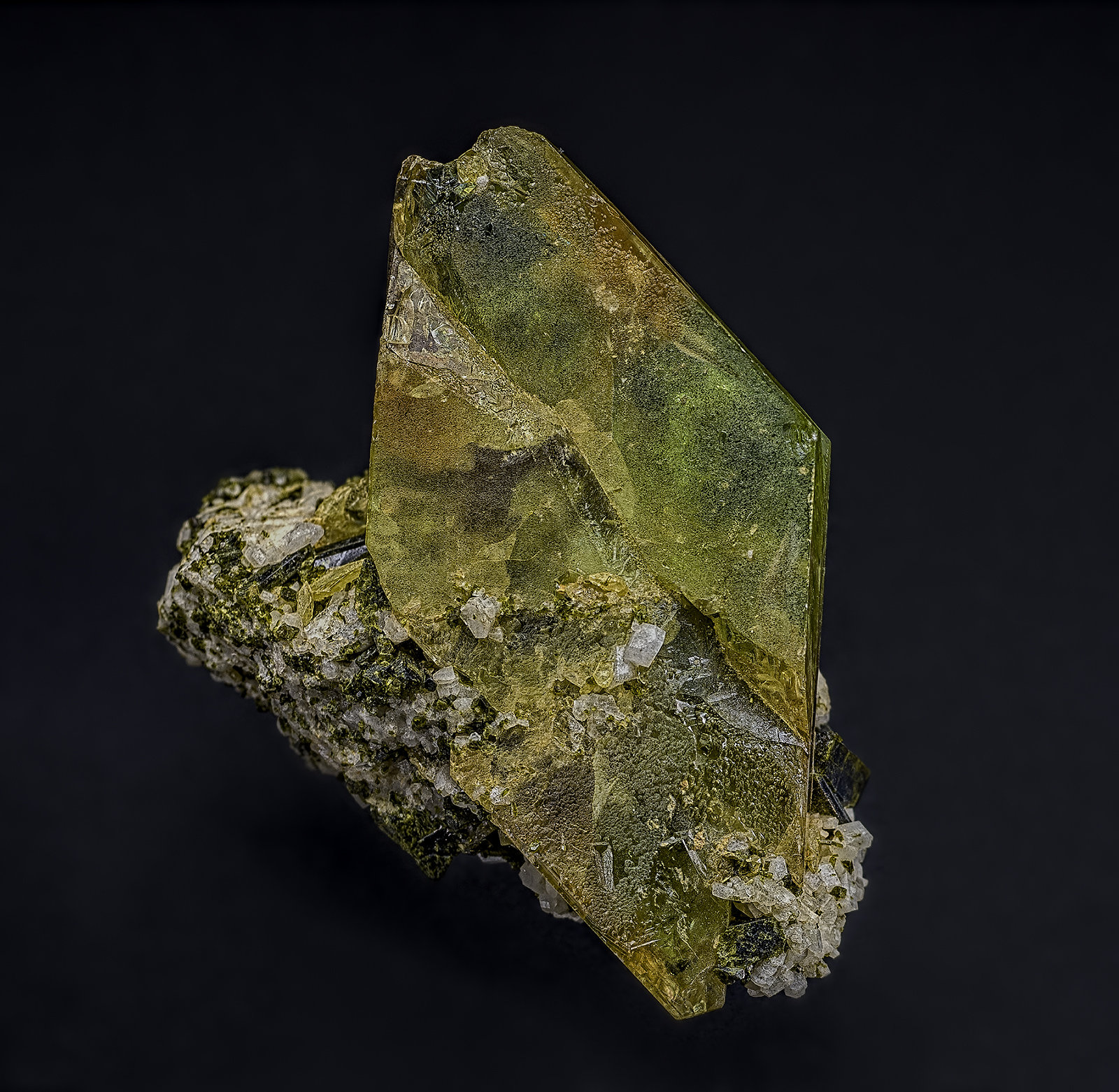 Titanite, Albite, Epidote
4.2 x 3.9 cm
(Autor: am mizunaka)
