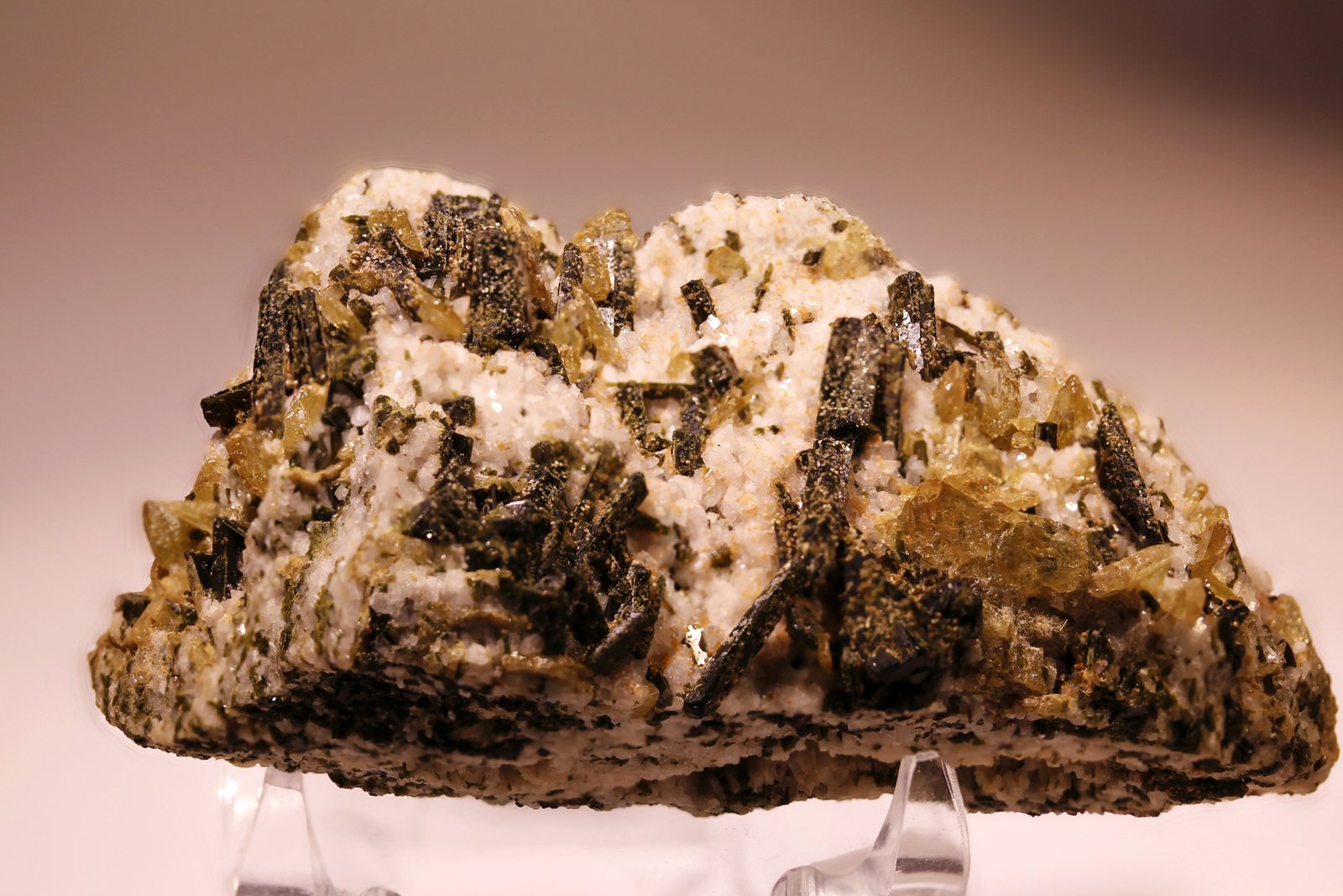 Titanite and Epidote
H:4.5 cm x W:7.5 cm x D:3.5 cm
(Autor: Adrian Pripoae)