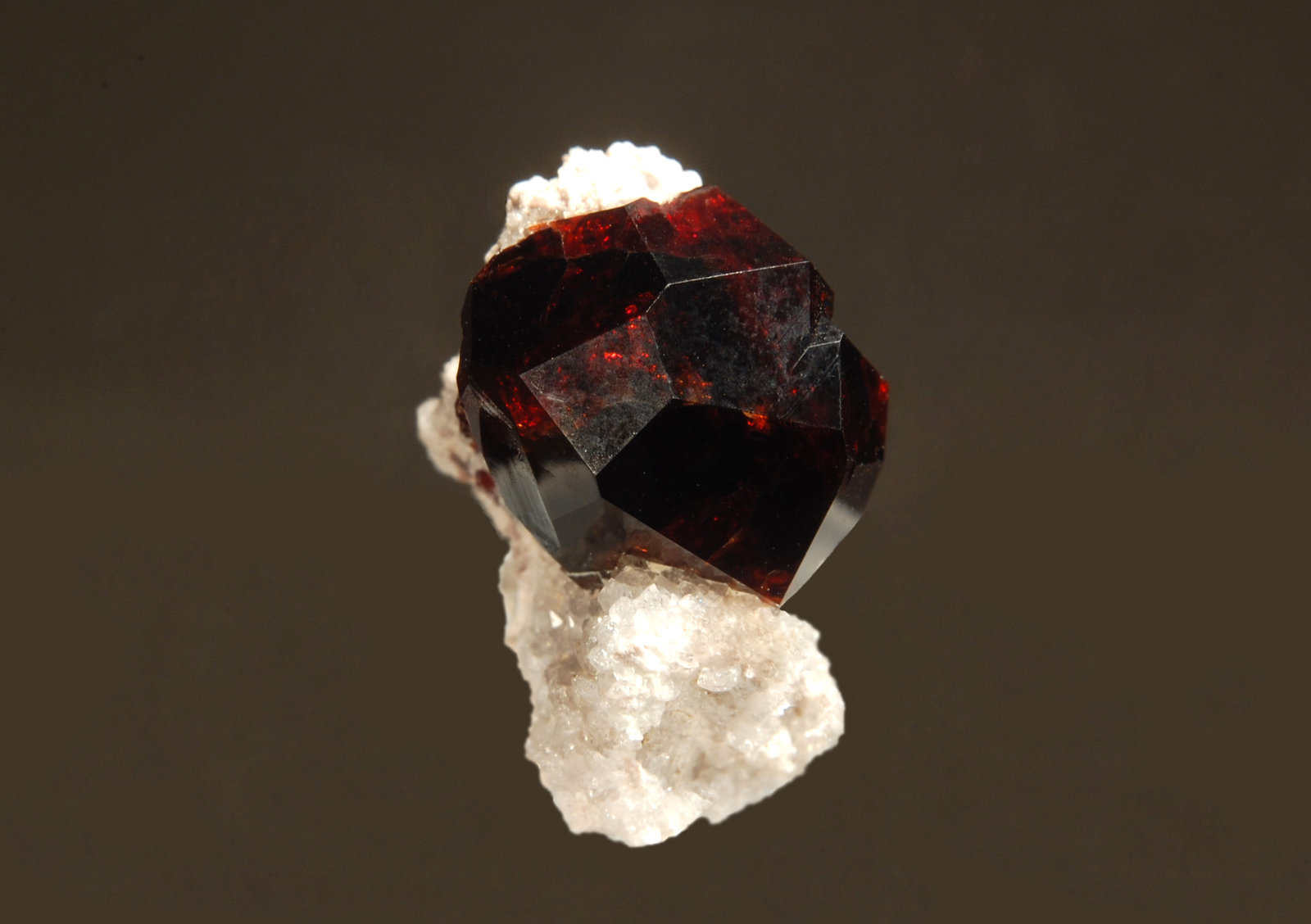 Spessartine
1.1 x 2.0 cm
(Autor: Michael Shaw)