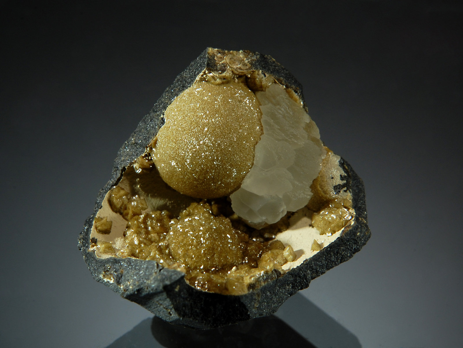 Siderite
2.6 x 2.9 cm
(Autor: Michael Shaw)
