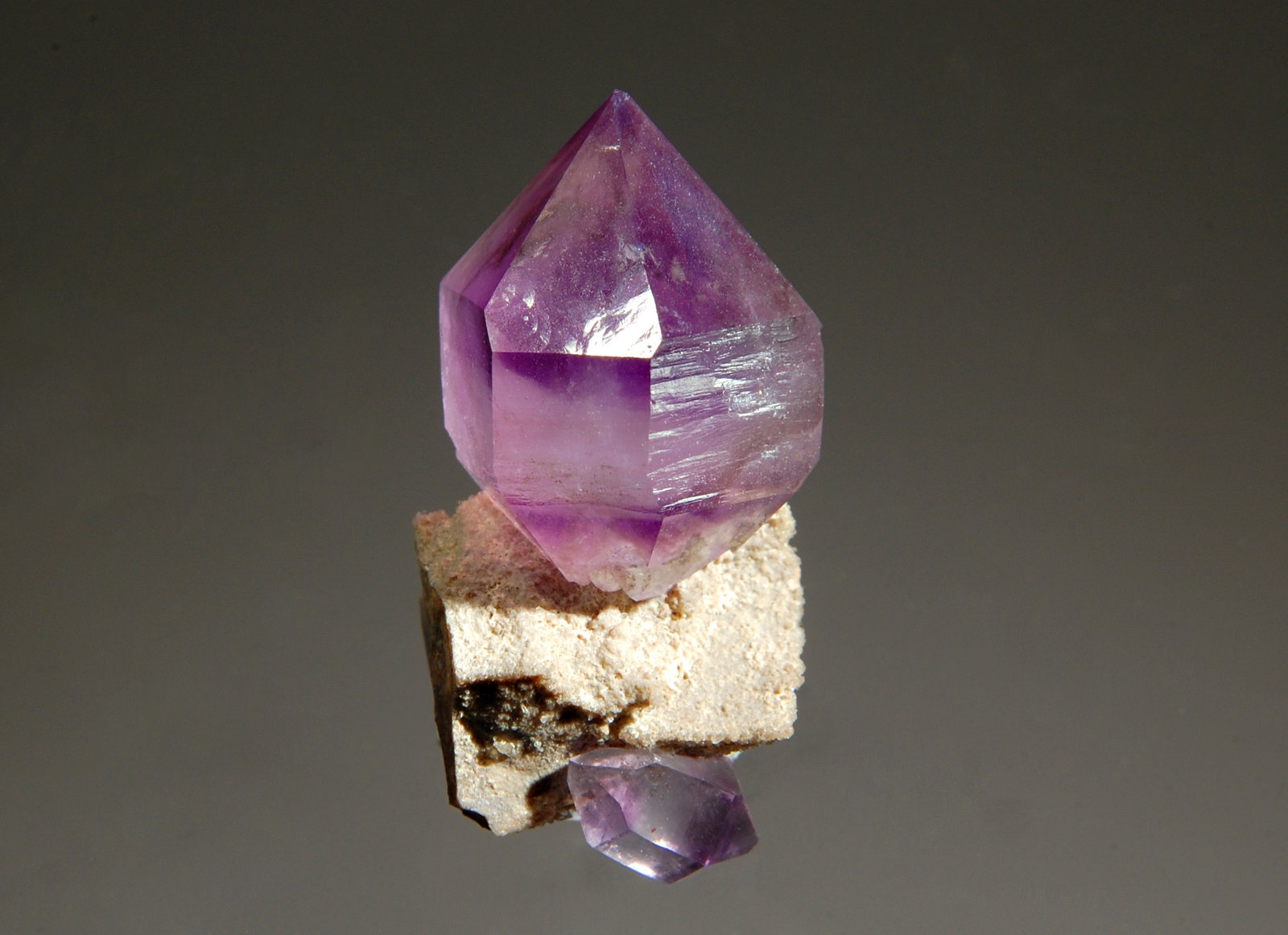 Quartz
1.5 x 2.8 cm
(Autor: Michael Shaw)