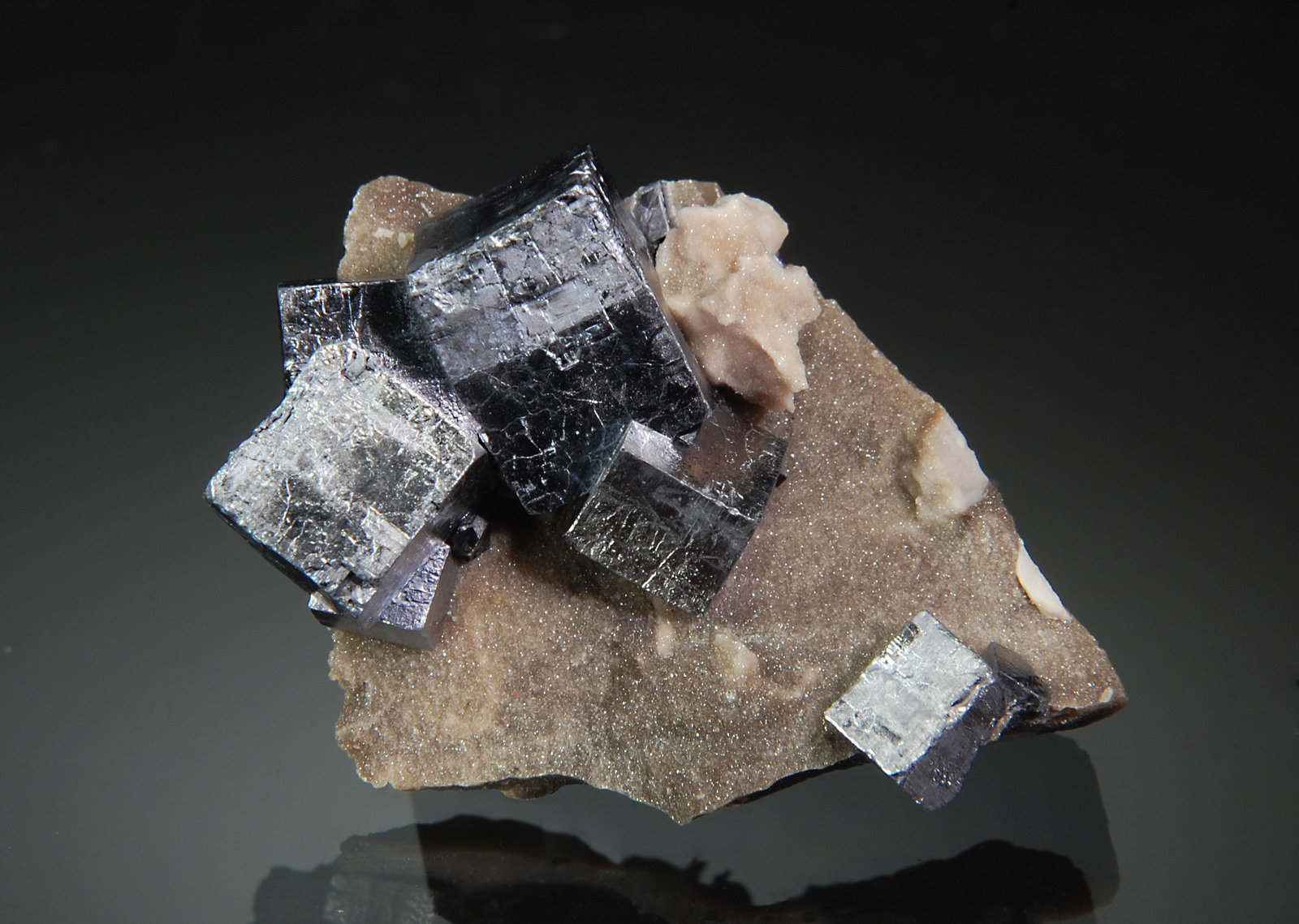 Galena
2.4 x 3.5 cm
(Autor: Michael Shaw)
