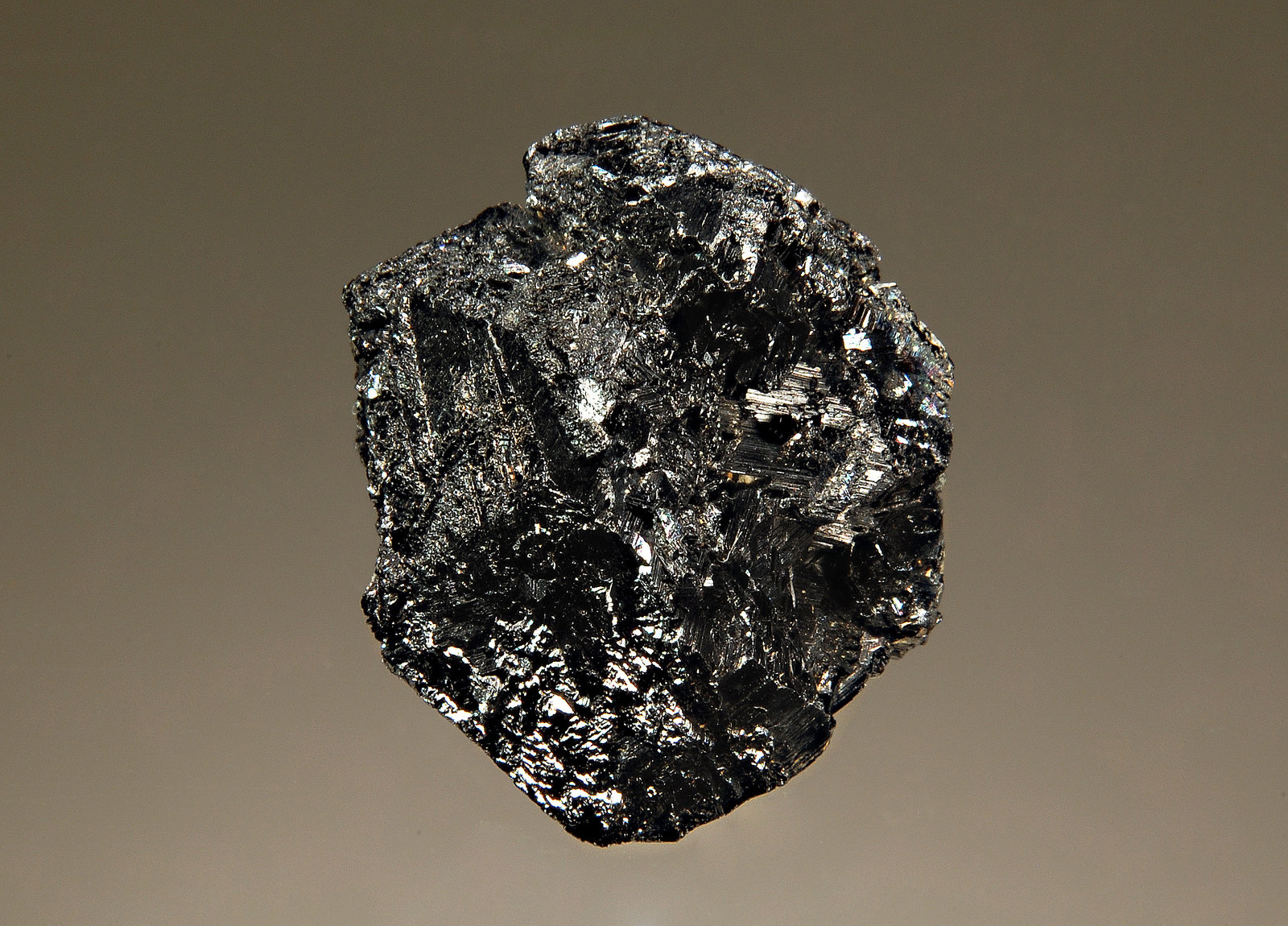Rutile ps. brookite
1.8 x 2.1 cm
(Autor: Michael Shaw)