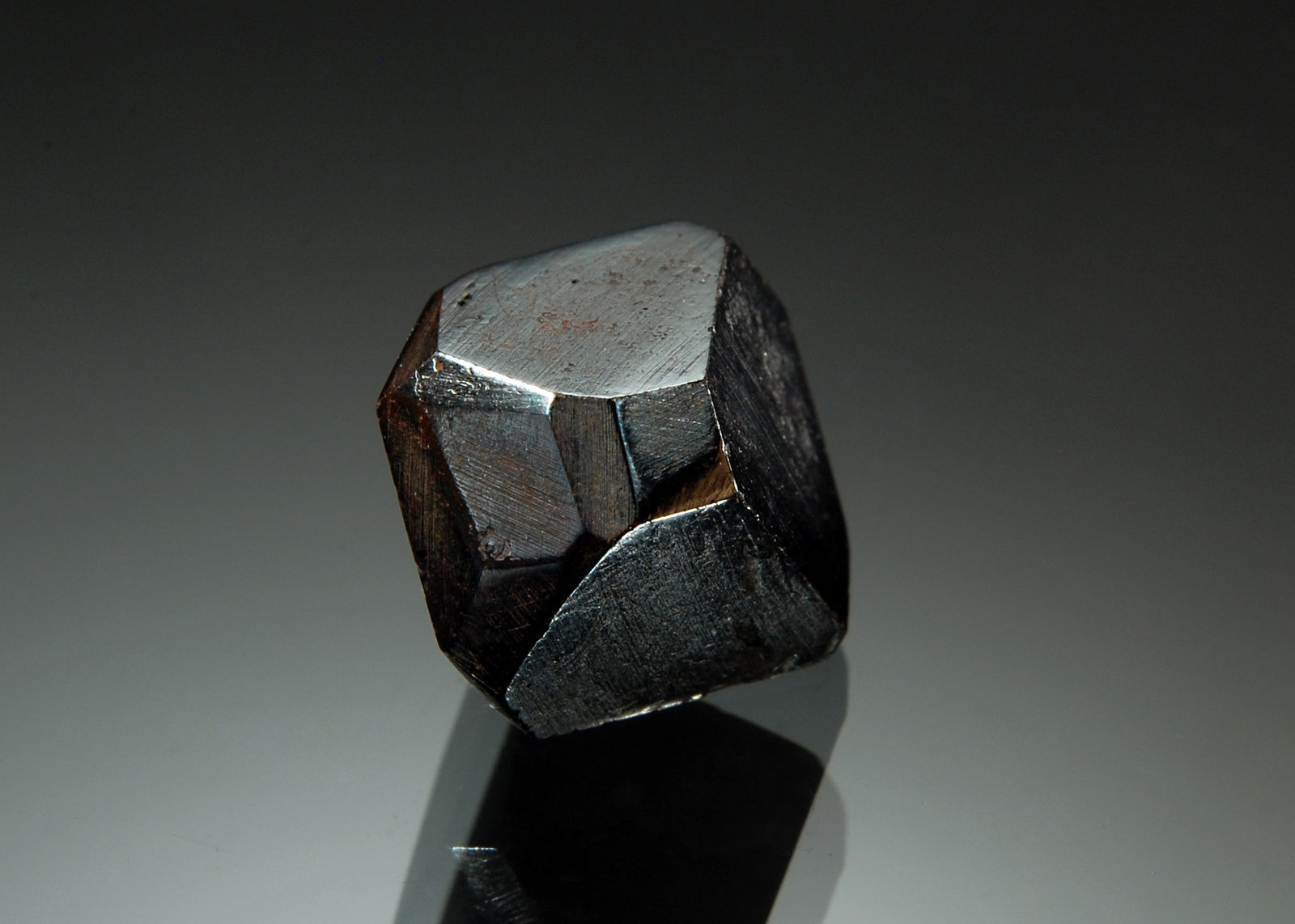 Hematite
1.5 x 1.8 cm
(Autor: Michael Shaw)