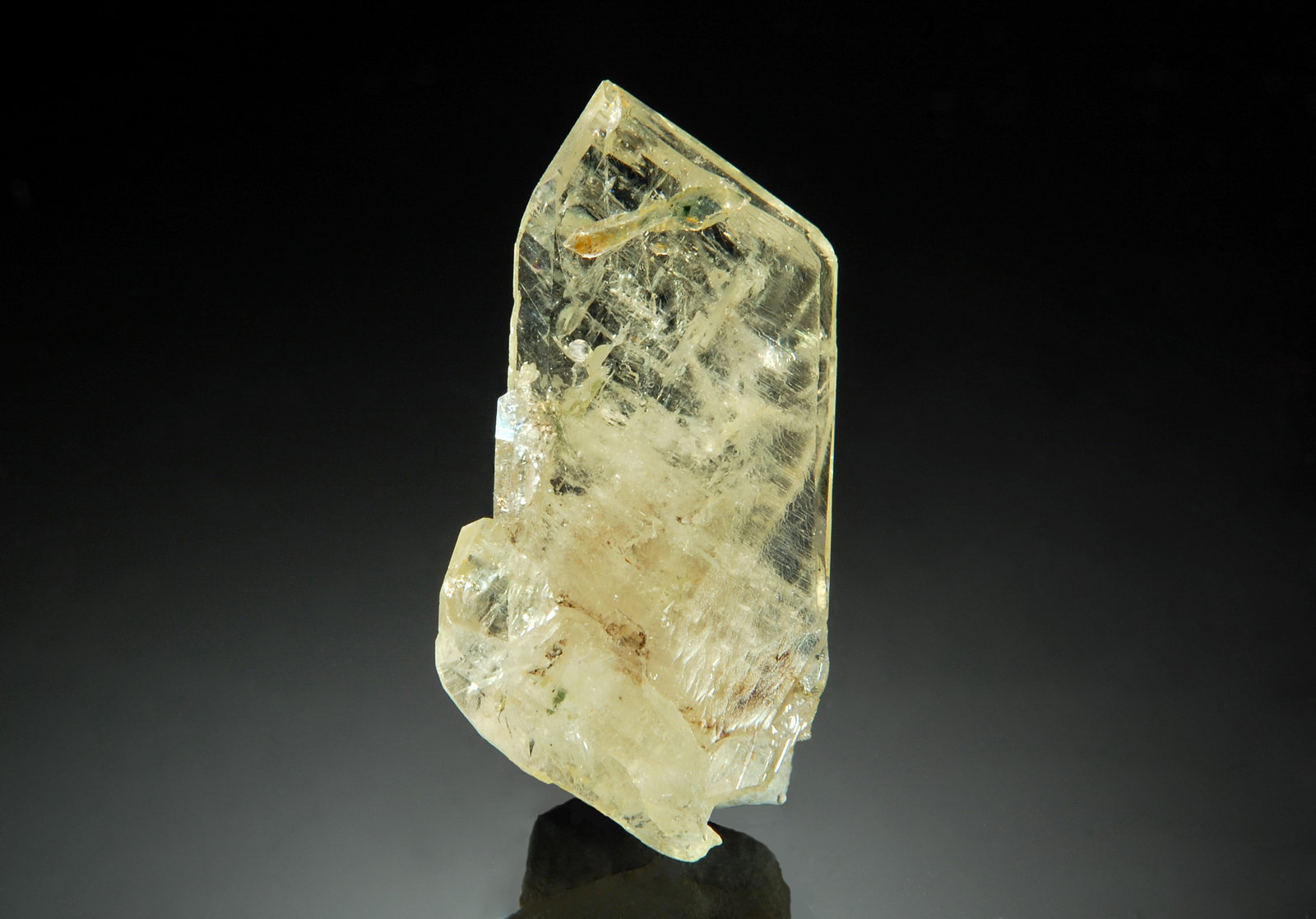 Montebrasite
1.3 x 3.1 cm
(Autor: Michael Shaw)