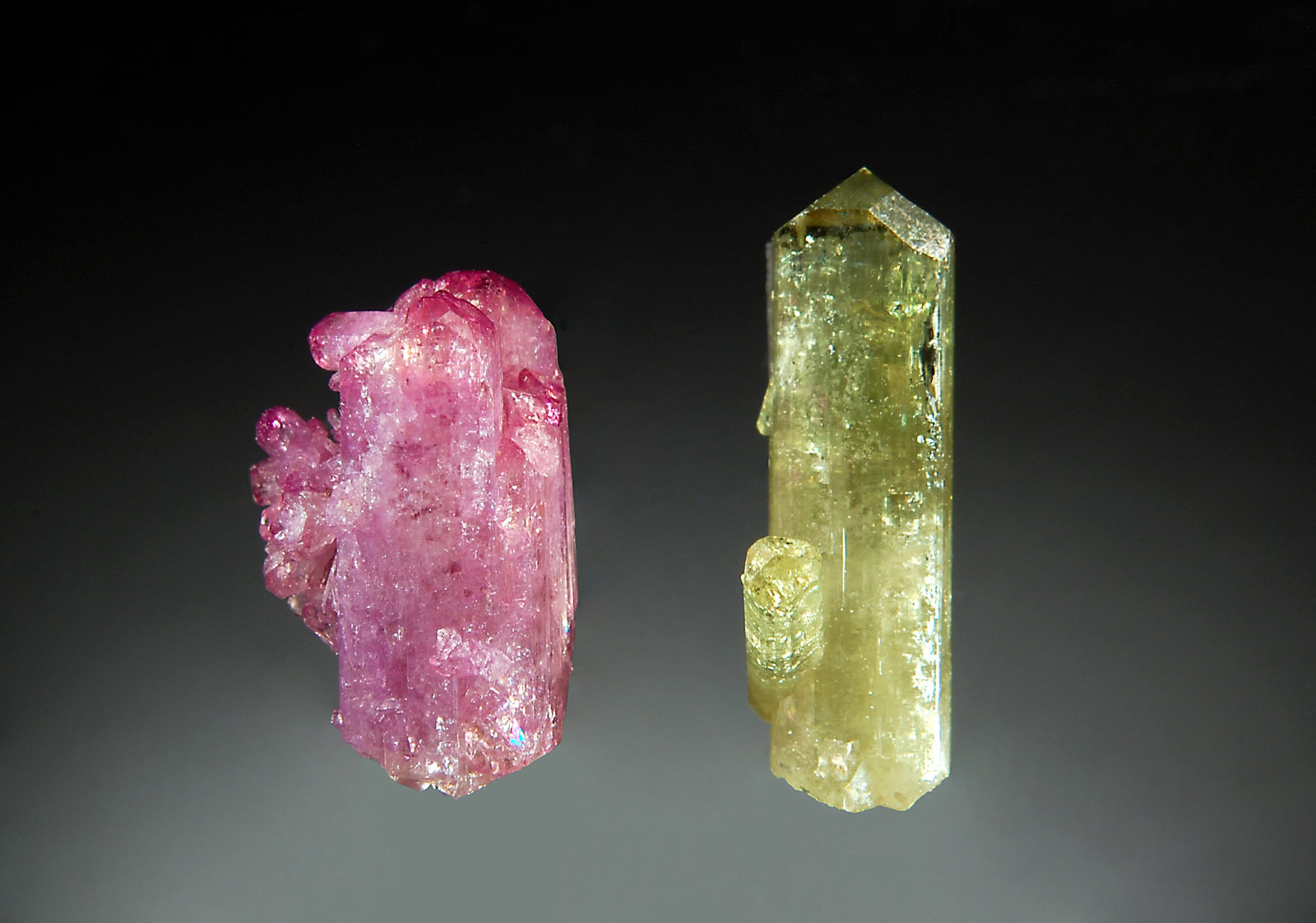 Vesuvianite
(L) 1.0 x 1.9 cm, (R) 0.6 x 2.1 cm
(Autor: Michael Shaw)
