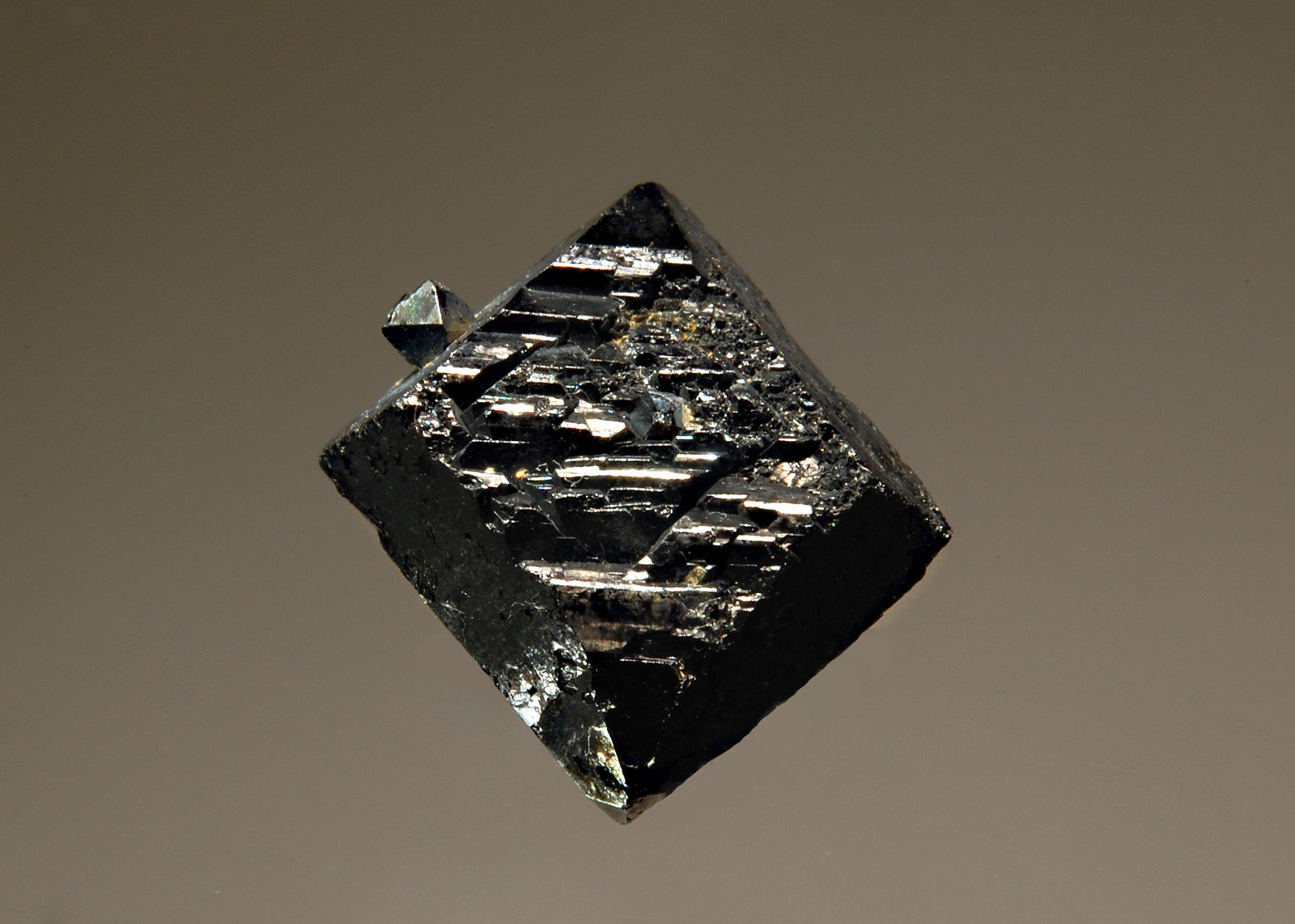 Brookite
1.0 x 1.1 cm
(Autor: Michael Shaw)