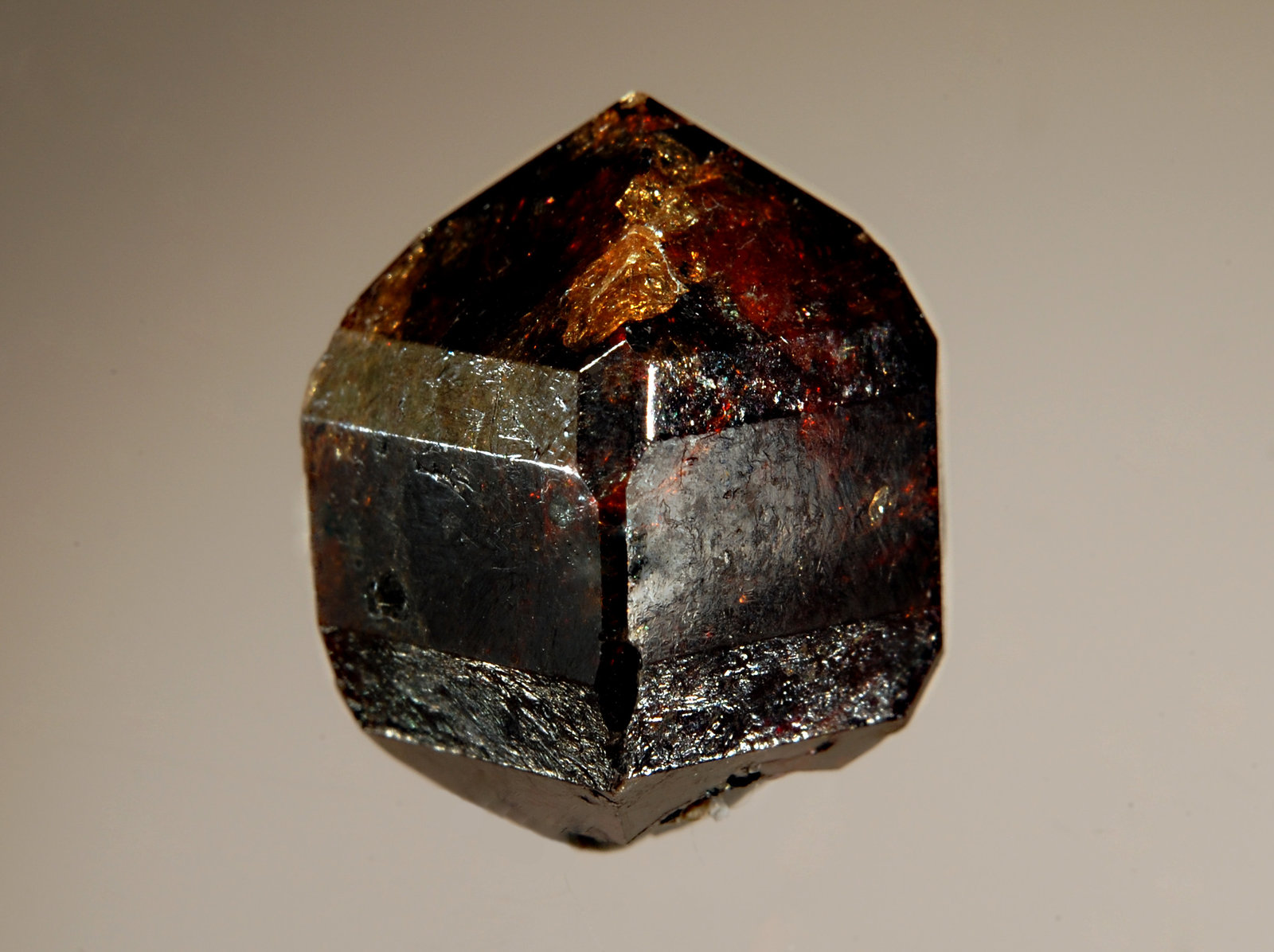 Zircon
1.3 x 1.7 cm
(Autor: Michael Shaw)