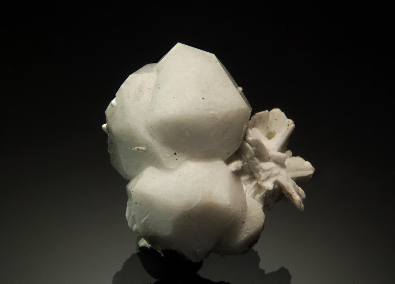 Analcime
1.9 x 2.1 cm
(Autor: Michael Shaw)