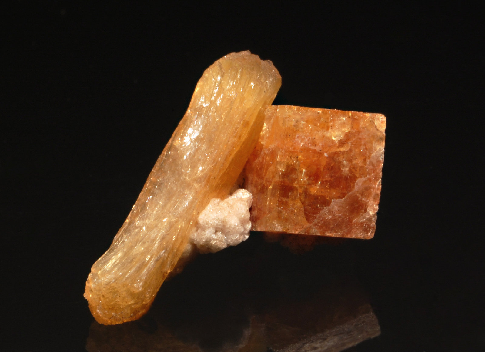 Stilbite (Series) with Chabazite (Series)
Stilbite = 1.6 cm long
(Autor: Michael Shaw)