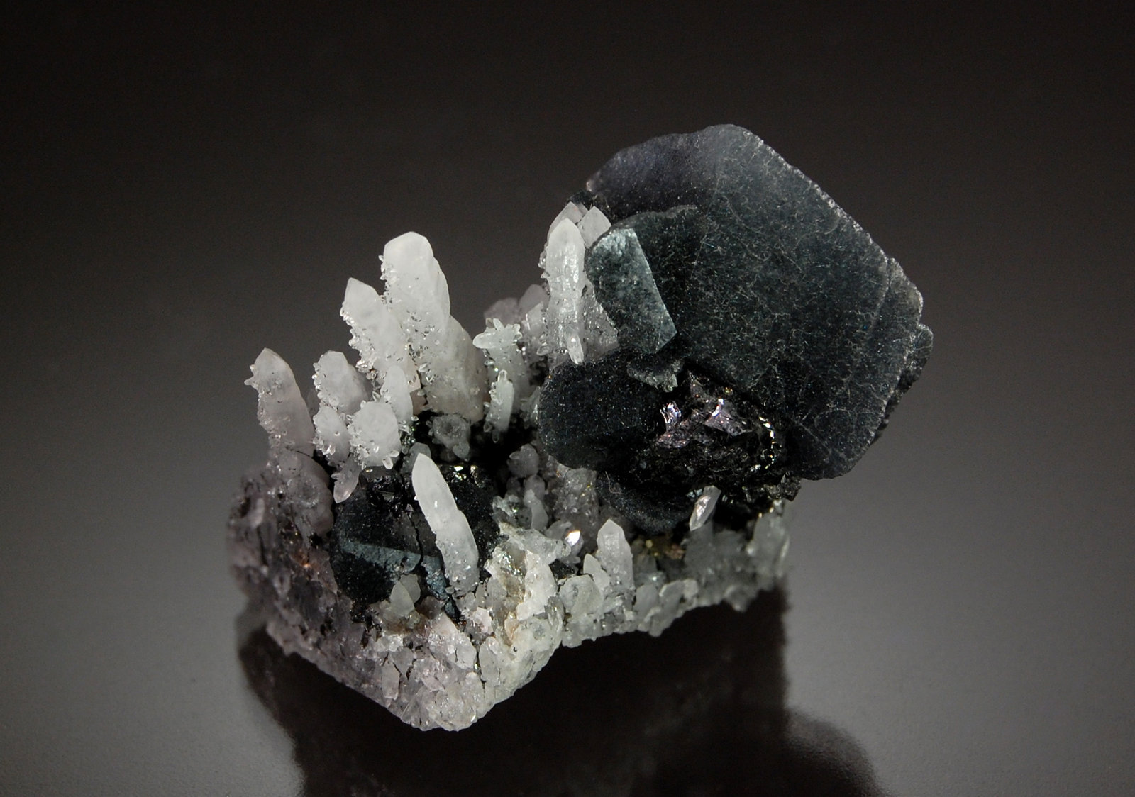 Calcite and Quartz
2.5 cm x 2.9 cm
(Autor: Michael Shaw)