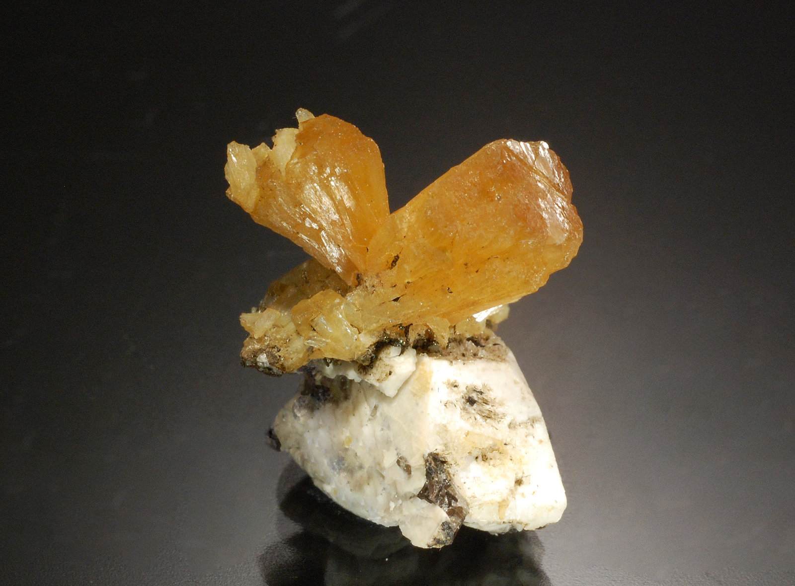 Stilbite
2.1 x 2.1 cm
(Autor: Michael Shaw)