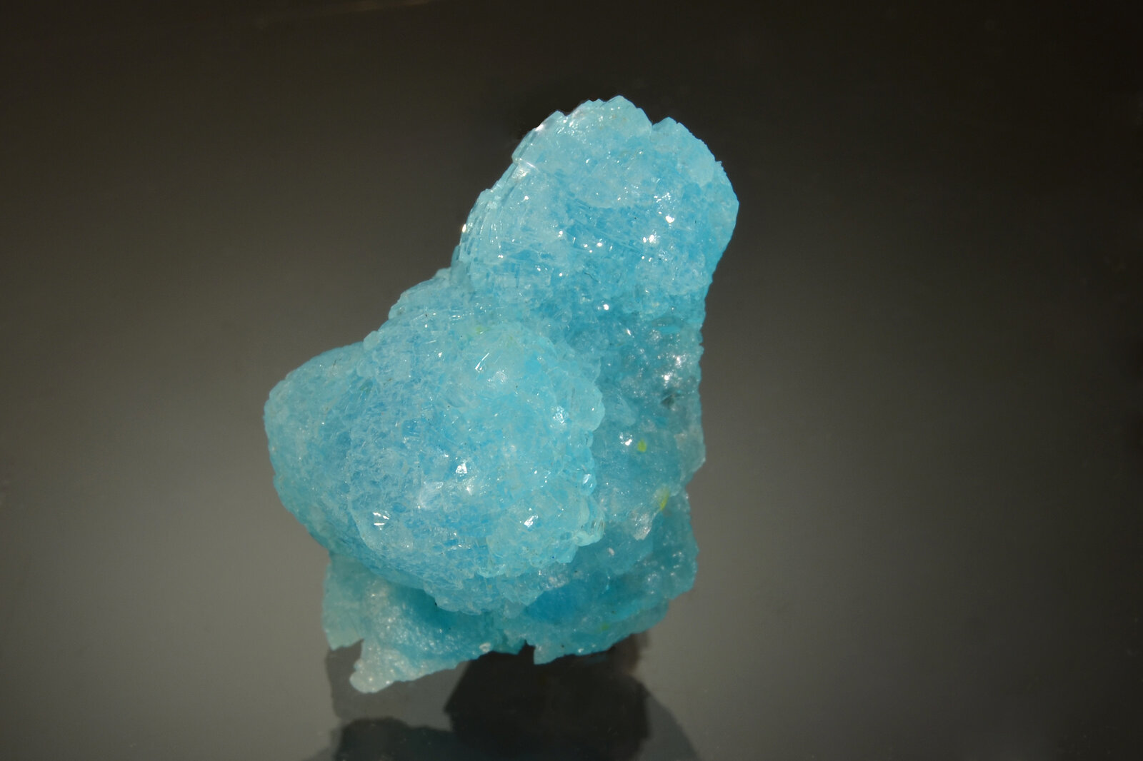 Hemimorphite
M'Fouati, M'Fouati District, Bouenza Department, Bouenza Region, Congo (Republic)
2.5 x 1.8 cm
(Autor: Michael Shaw)