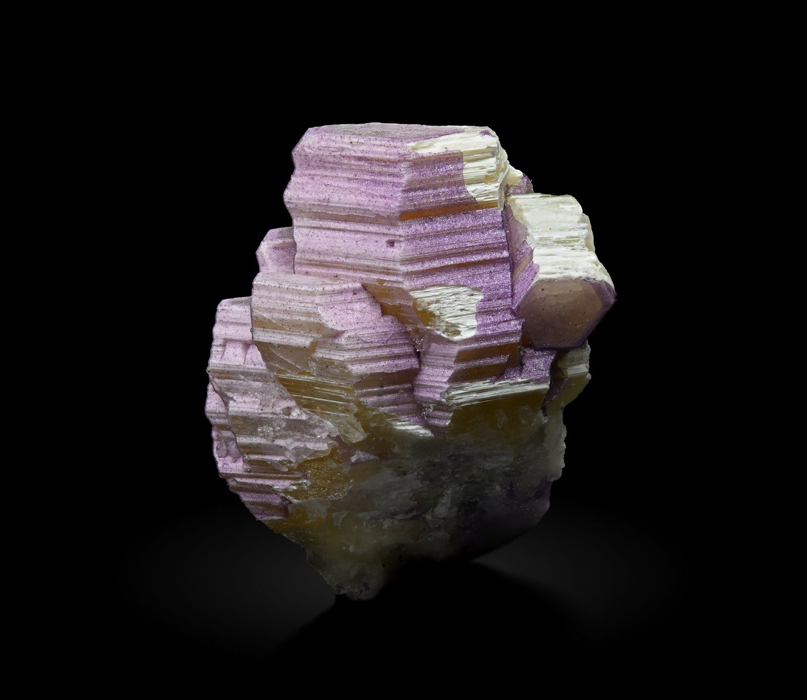 Fluorite, Weloganite
1 cm x 1 cm x 1.5 cm
(Autor: Antonio Nazario)