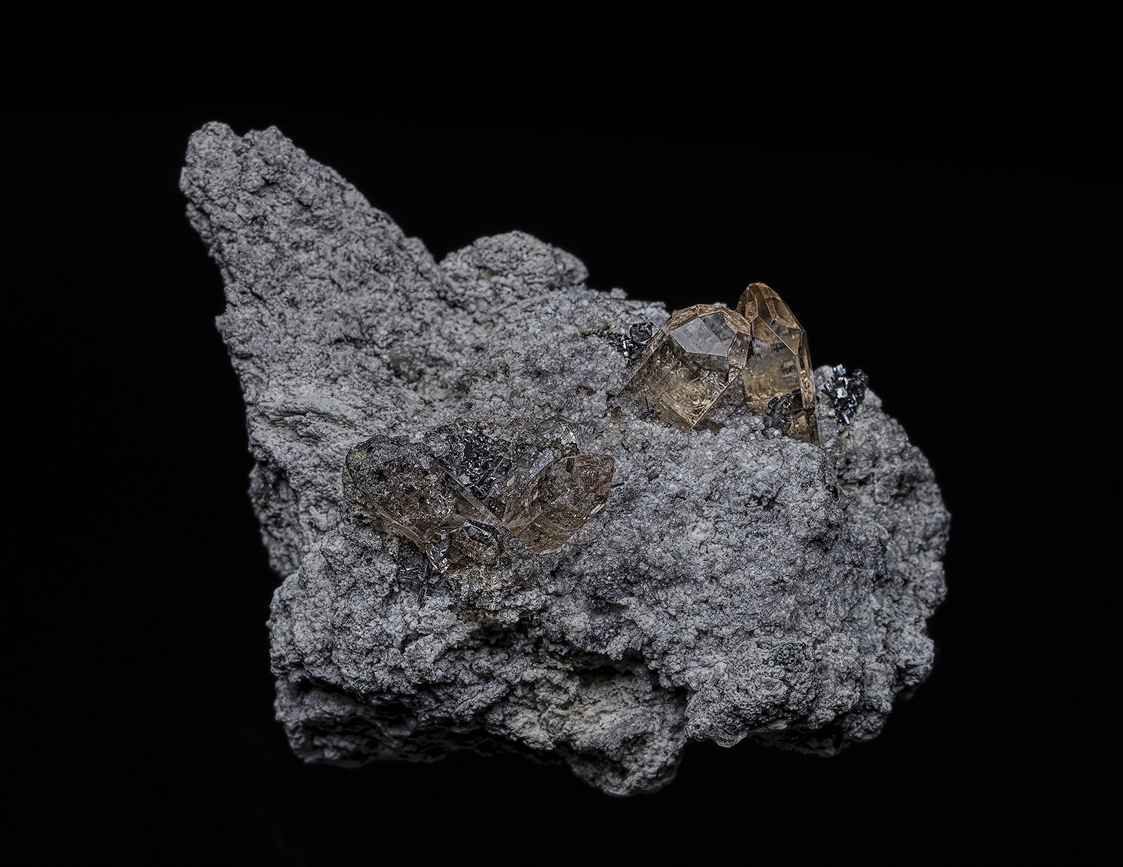 Topaz, Bixbyite
4.7 x 3.6 cm
(Autor: am mizunaka)