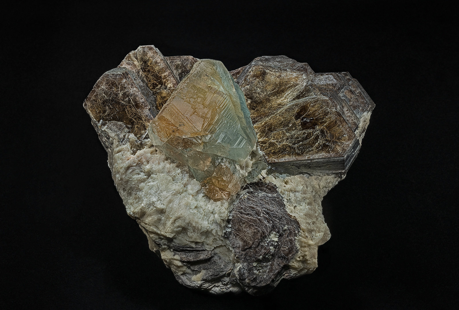 Topaz, Zinnwaldite, Albite
12.5 x 12.8 cm
(Autor: am mizunaka)