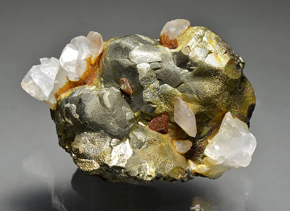 Pyrite, calcite.
7.5 x 6.5 x 6 cm.
(Autor: Martin Rich)