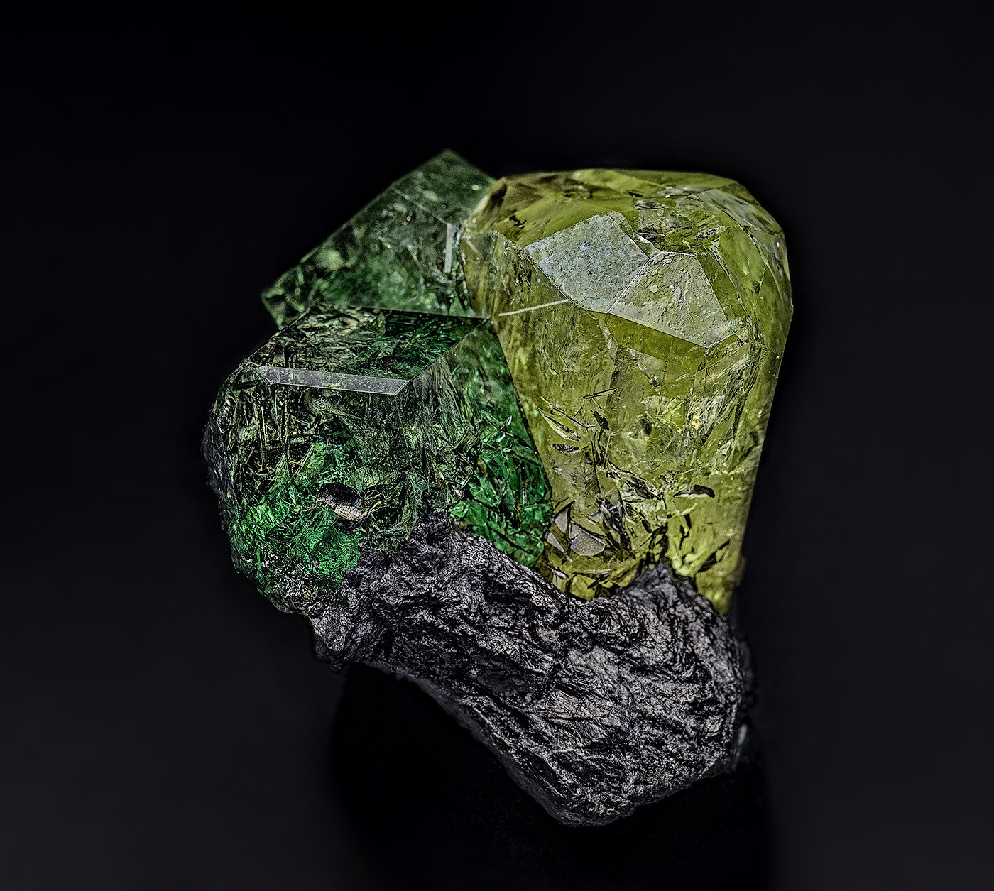 Grossular (variety tsavorite), Diopside, Graphite
3.0 x 3.4 cm
(Autor: am mizunaka)