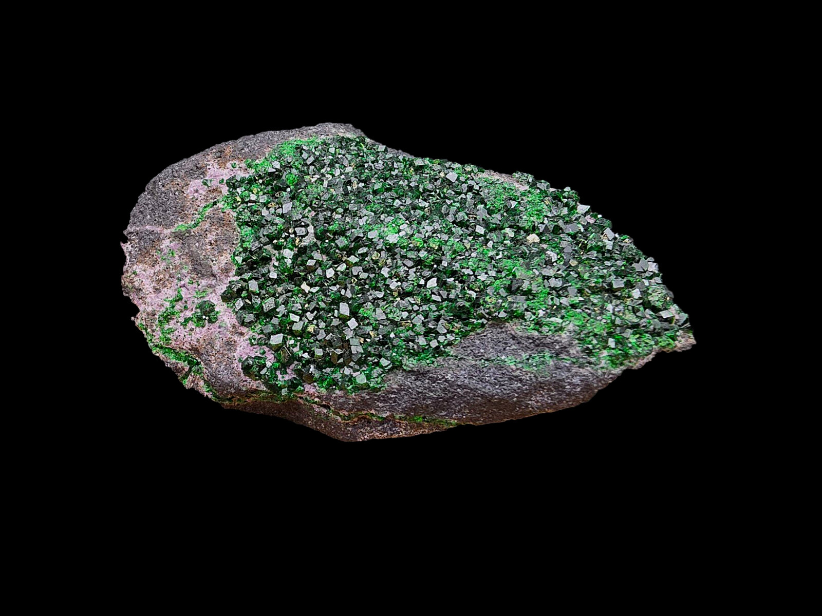 Uvarovite
Saranovskii Mine, Saranovskaya (Sarany), Gornozavodskii, Perm Krai, Ural, Russia
70 mm x 60 mm x 30 mm
(Autor: Dany Mabillard)