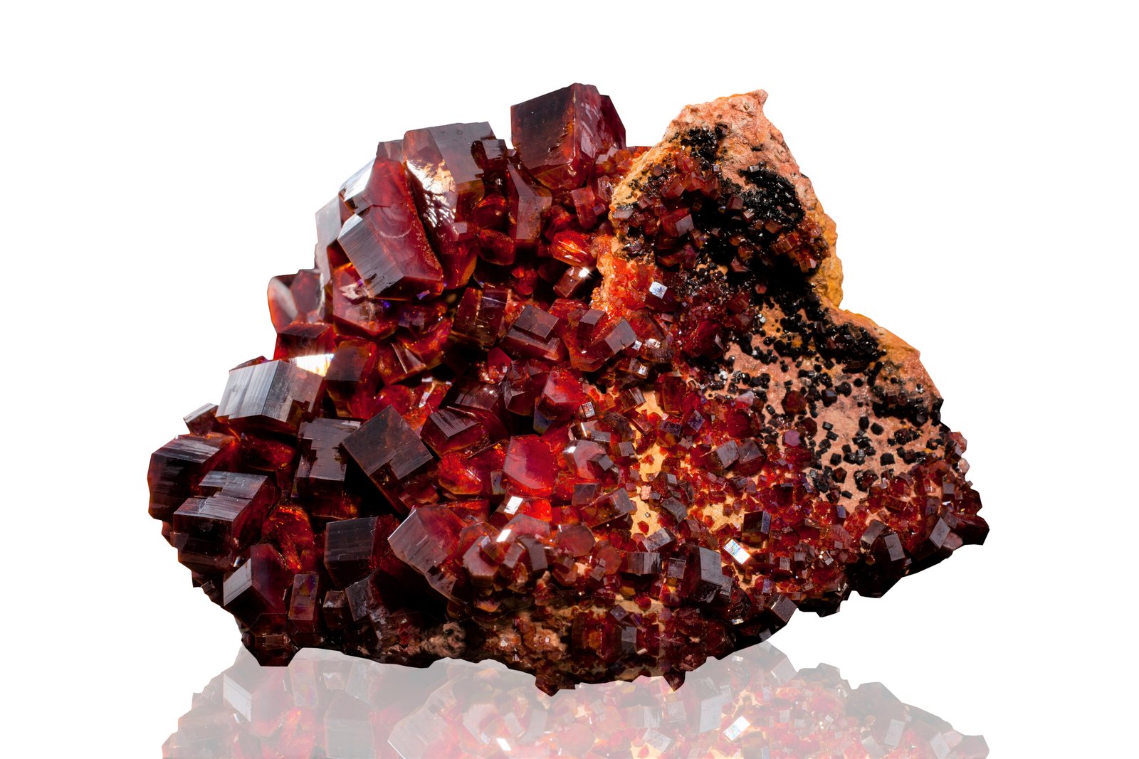 Vanadinite
16 x 12 x 11 cm / main crystal: 3.1 cm.
(Autor: MIM Museum)