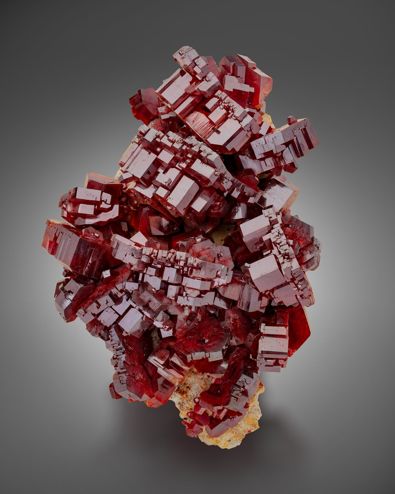 Vanadinite
12.5 x 6 x 8 cm / main crystal: 4.4 cm.
(Autor: MIM Museum)