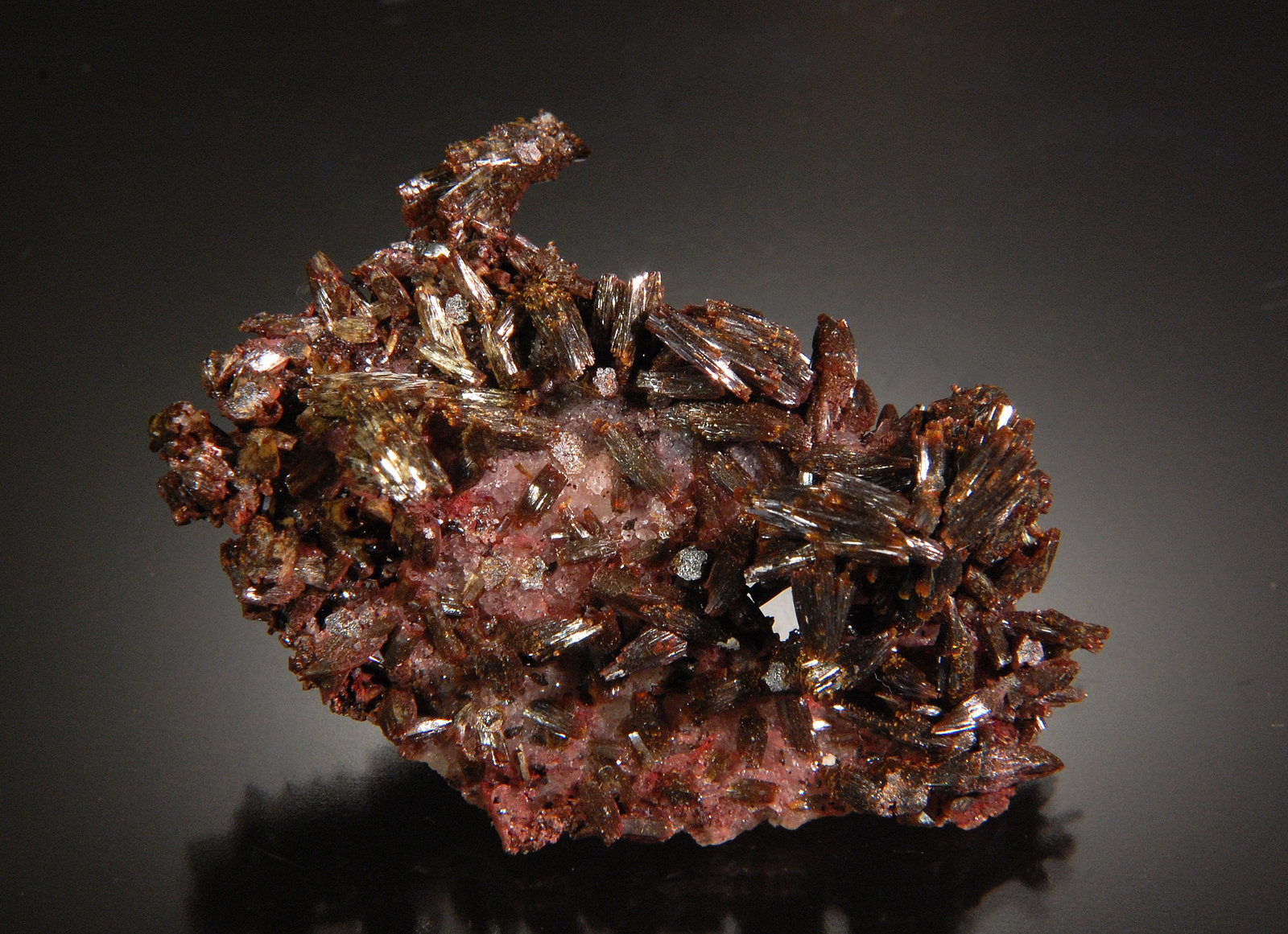 Vanadinite (variety arsenian)
6.3 x 4.6 x 2.4 cm
(Autor: Michael Shaw)