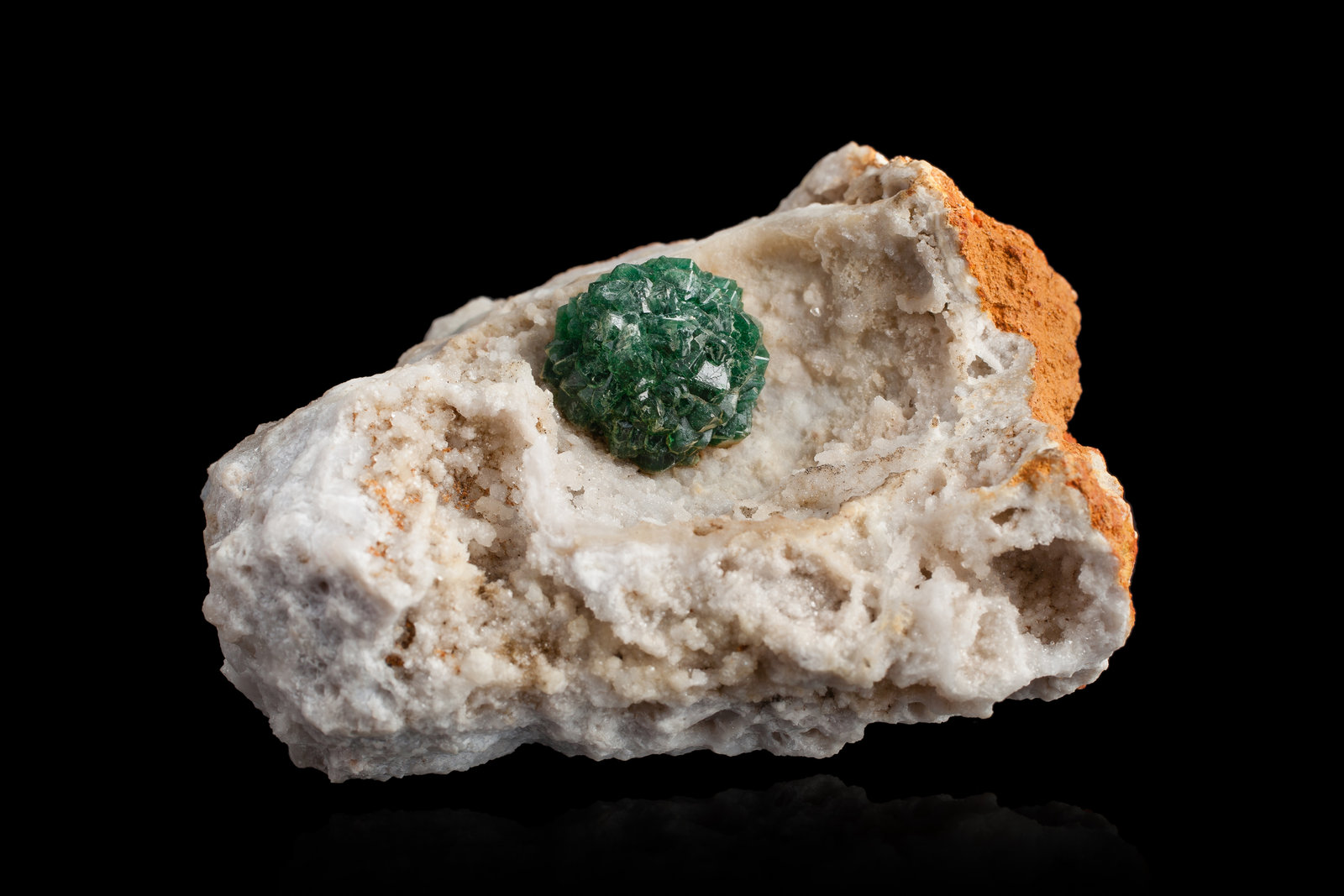 Variscite
6 x 4 x 3.5 cm / main crystal: 0.2 cm
(Autor: MIM Museum)