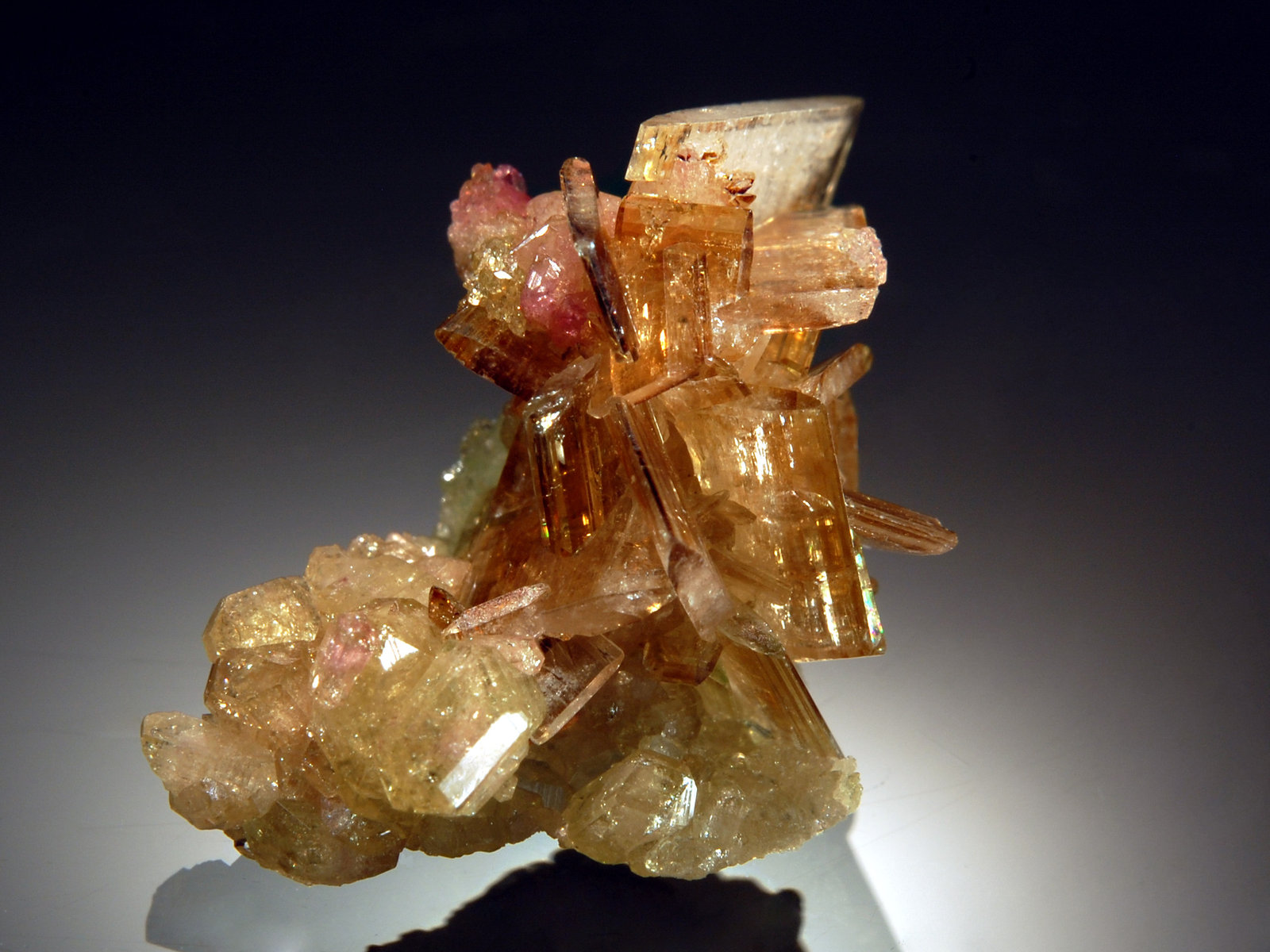 Vesuvianite
1.8 x 1.9 cm
(Autor: Michael Shaw)