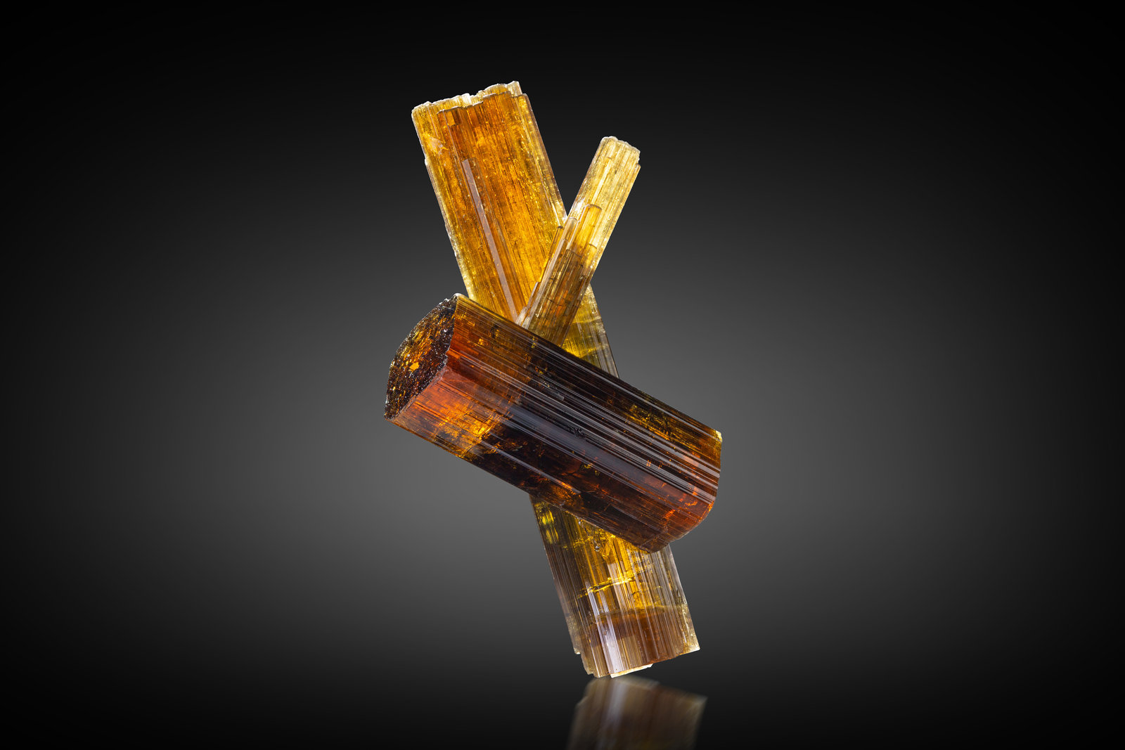 Vesuvianite
3.5 x 2 x 6 cm / main crystal: 5.7 cm
(Autor: MIM Museum)