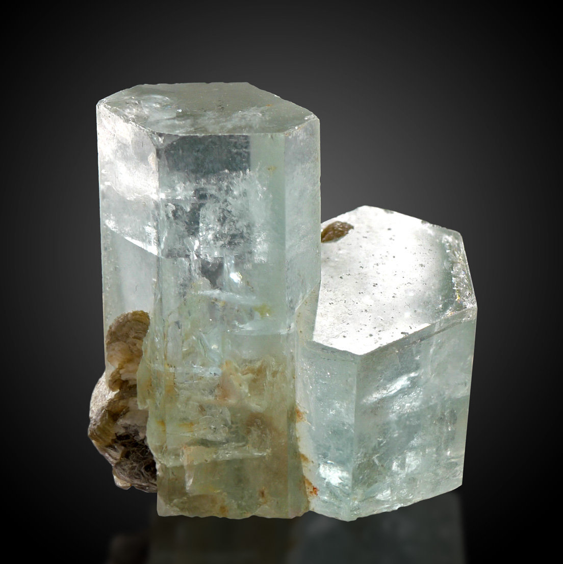 Beryl var. aquamarine, muscovite
Specimen size 4 x 4 cm
(Autor: Tobi)
