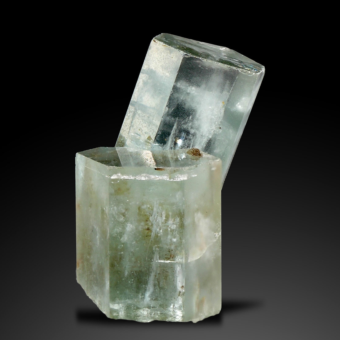 Beryl var. aquamarine, muscovite
Specimen size 4 x 4 cm
(Autor: Tobi)