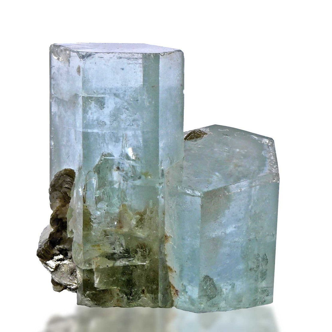 Beryl var. aquamarine, muscovite
Specimen size 4 x 4 cm
(Autor: Tobi)