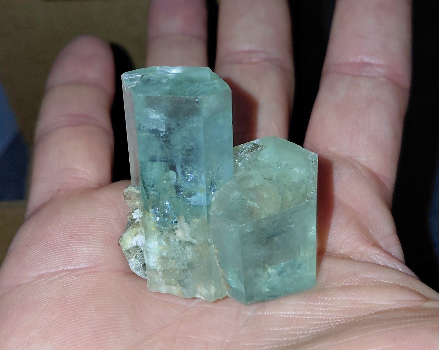 Beryl var. aquamarine, muscovite
Specimen size 4 x 4 cm
(Autor: Tobi)