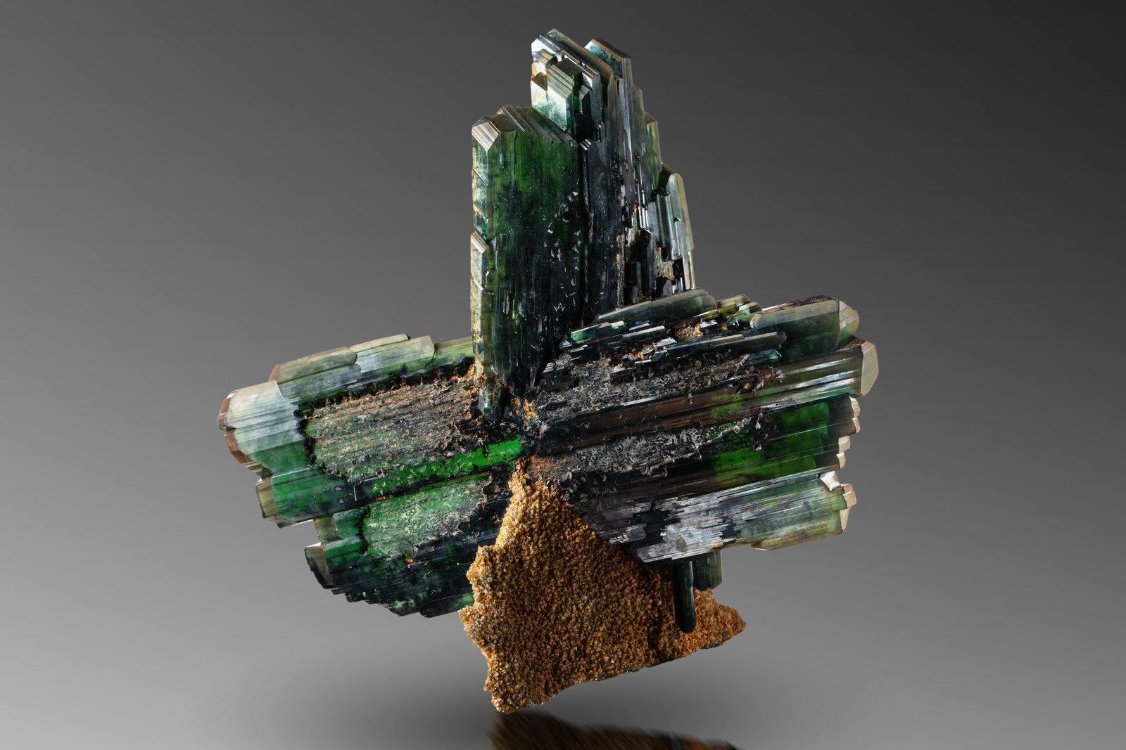 Vivianite
12 x 7.5 x 11.5 cm / main crystal: 11.8 cm
(Autor: MIM Museum)
