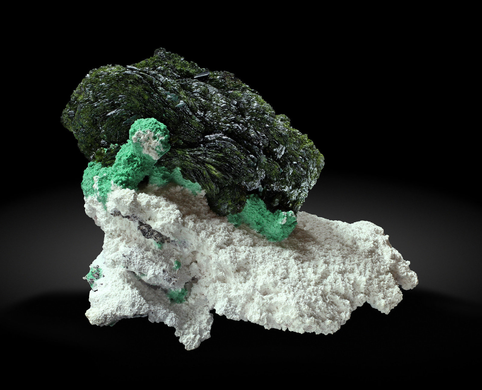 Volborthite with Malachite and Azurite and on Dickite
Specimen size: 4.9 × 3.5 × 2.2 cm / main crystal size: 3.3 × 1.4 cm
(Autor: Jordi Fabre)